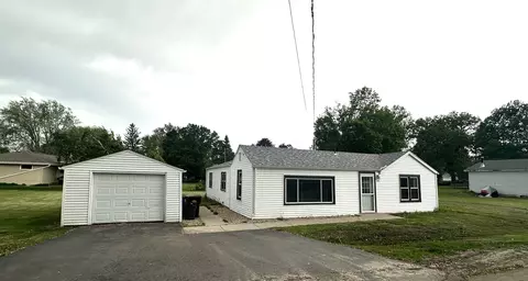 104 W School St, Winnebago, IL 61088