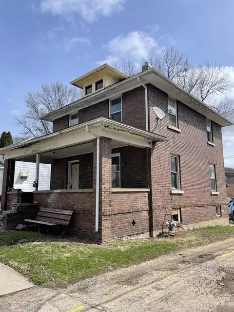 6 S 6th St, Savanna, IL 61074