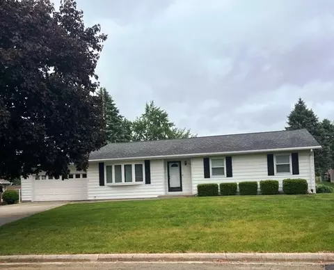 208 Palm Dr, Lena, IL 61048