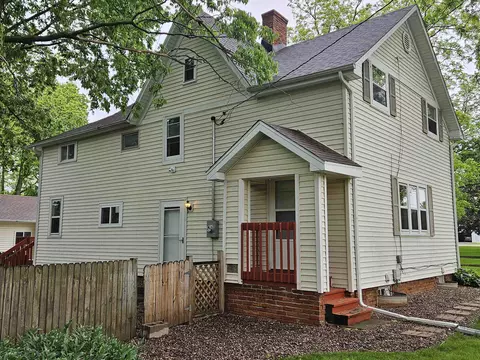 5532 Broad St, Roscoe, IL 61073