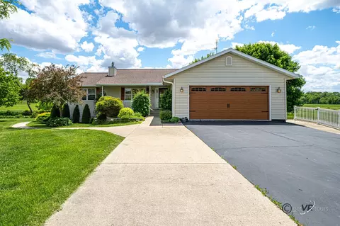 1323 W Brush Creek Rd, Freeport, IL 61032