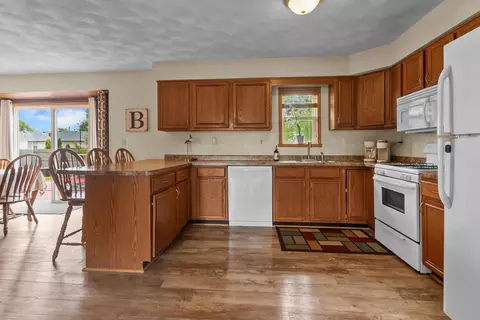 Kitchen - 524 Merilot Dr, Roscoe, IL 61073 photo 2 of 2