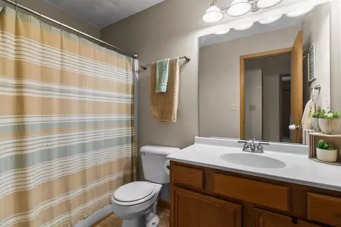 Bath - 524 Merilot Dr, Roscoe, IL 61073 photo 2 of 2