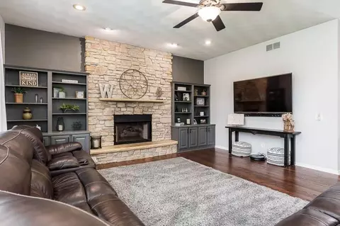 Living - 7527 Mikes Pl, Cherry Valley, IL 61016 photo 3 of 6