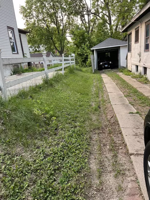 316 E Jefferson St, Freeport, IL 61032 photo 2