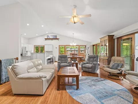 Living - 1403 Pier Dr, Lake Summerset, IL 61019 photo 3 of 6