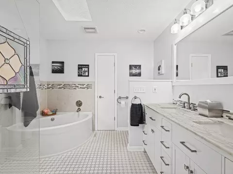 Bath - 1403 Pier Dr, Lake Summerset, IL 61019 photo 7 of 7