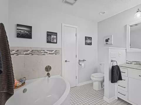 Bath - 1403 Pier Dr, Lake Summerset, IL 61019 photo 4 of 7
