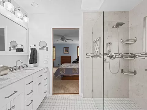 Bath - 1403 Pier Dr, Lake Summerset, IL 61019 photo 6 of 7