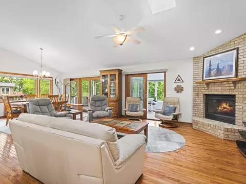 Living - 1403 Pier Dr, Lake Summerset, IL 61019 photo 4 of 6