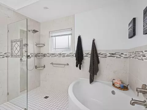 Bath - 1403 Pier Dr, Lake Summerset, IL 61019 photo 5 of 7
