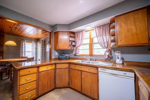 Kitchen - 5223 Glen Dr, Roscoe, IL 61073 photo 2 of 2