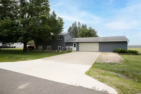 301 William St, Lena, IL 61048