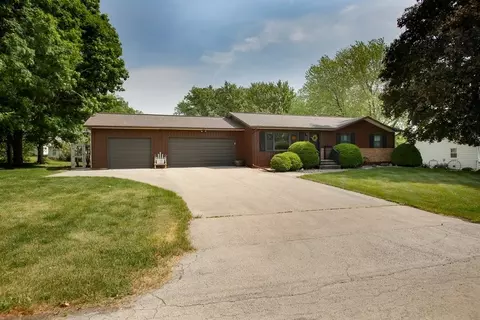 106 E Lincoln St, Lena, IL 61048