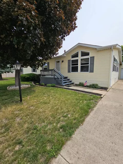 8581 Springwood Ct, Roscoe, IL 61073