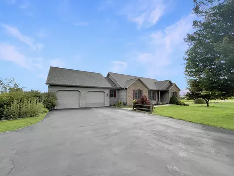 23-28 Broadview Dr, Lanark, IL 61046