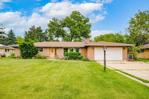 1120 Woodridge Dr, Rockford, IL 61108