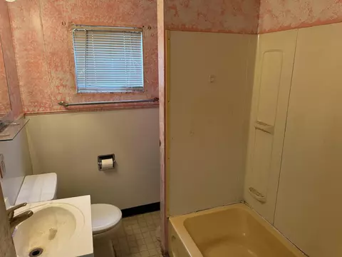 Bath - 1473 S Float Ave, Freeport, IL 61032 photo 1 of 1