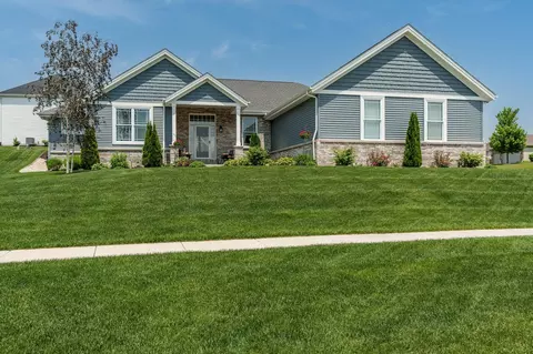 465 Old Orchard Ln, Poplar Grove, IL 61065