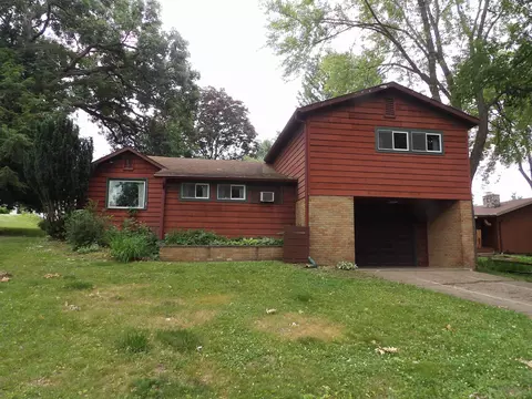 1751 S Demeter Dr, Freeport, IL 61032