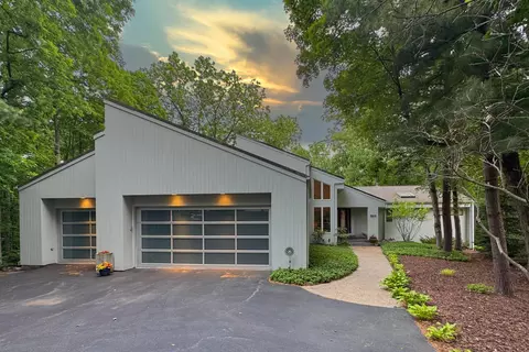 5015 Regents Park Rd, Rockford, IL 61107