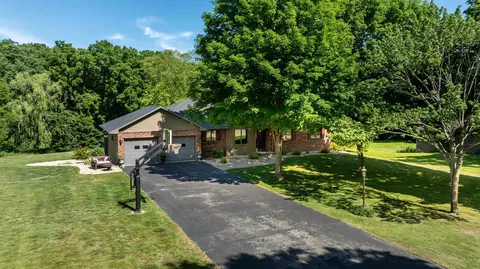 44 Roosevelt Dr, East Dubuque, IL 61025