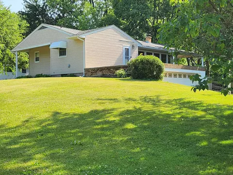 5804 Vienna Dr, Rockford, IL 61109