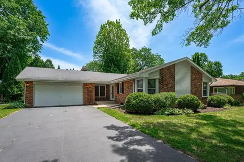 1001 Prestwick Pkwy, Rockford, IL 61107
