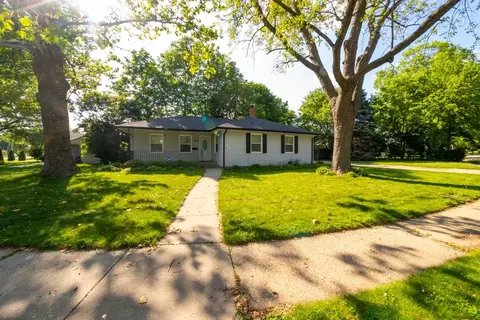1210 Parkwood Ave, Rockford, IL 61107