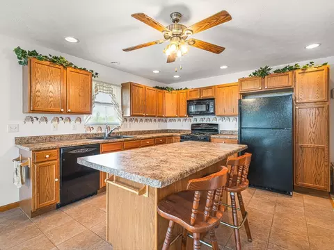 Kitchen - 1106 Drexel, Lake Summerset, IL 61019 photo 1 of 4