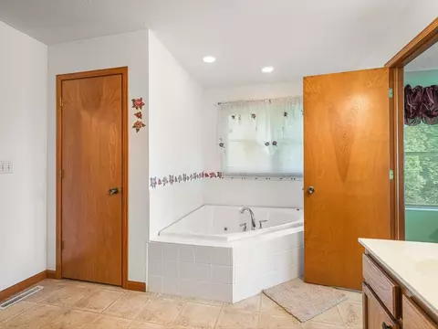 Bath - 1106 Drexel, Lake Summerset, IL 61019 photo 1 of 4