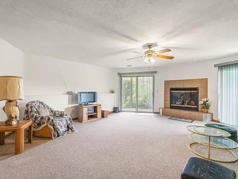 Living - 1106 Drexel, Lake Summerset, IL 61019 photo 3 of 7