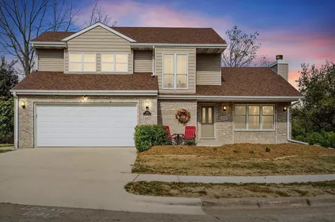 2535 Clarke Crest Dr, Dubuque, IA 52001