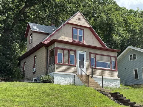 140 Elm St, Savanna, IL 61074