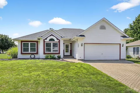 700 Cottonwood Cir, Genoa, IL 60135