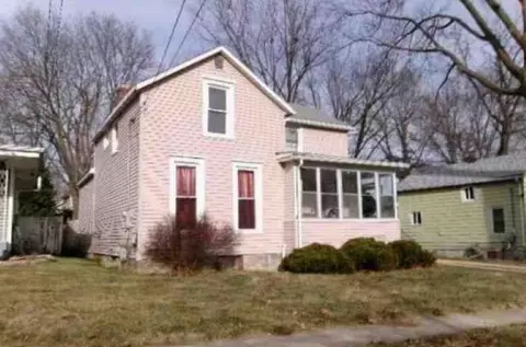 726 W Chestnut St, Freeport, IL 61032