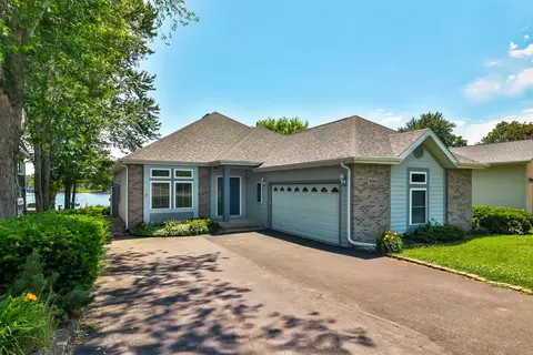 930 NE Candlewick Dr, Poplar Grove, IL 61065
