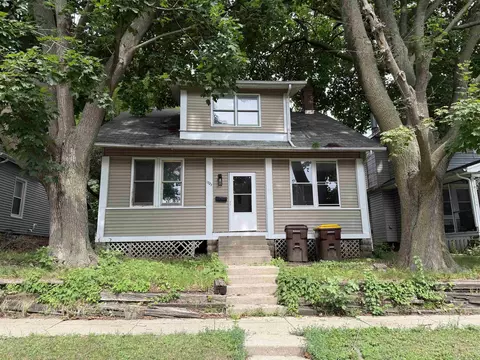1327 S Walnut Ave, Freeport, IL 61032