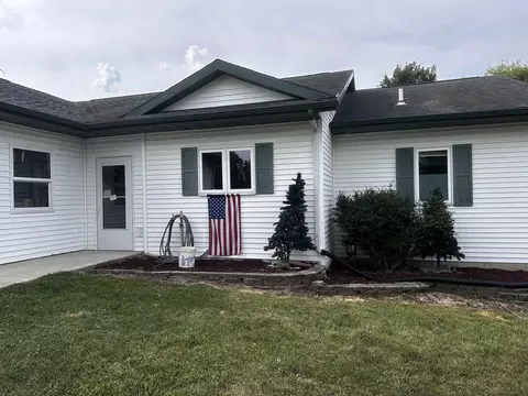 1959 Navajo Dr, Freeport, IL 61032