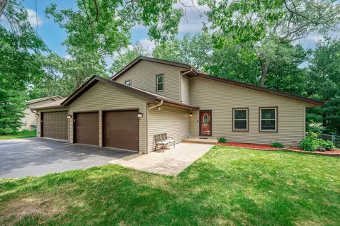 13739 Briarwood Ln, Roscoe, IL 61073