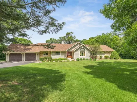 12828 Menominee Trl, Roscoe, IL 61073