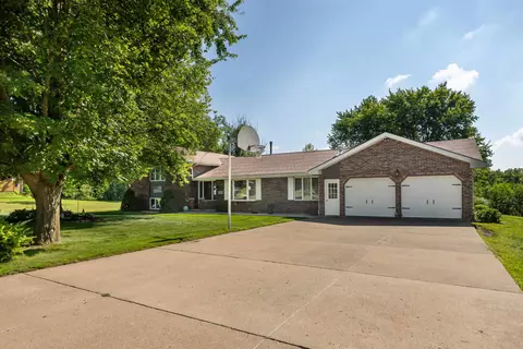 7121 Pine Rd, East Dubuque, IL 61025