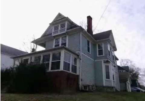 122 N Grove Ave, Freeport, IL 61032