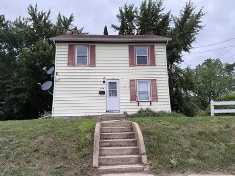 904 W Douglas St, Freeport, IL 61032