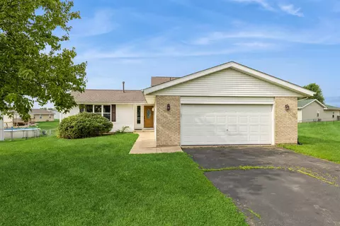 956 Night Owl Ln, Roscoe, IL 61073