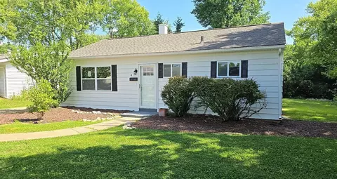 4 Dale Allen Dr, Belleville, IL 62226