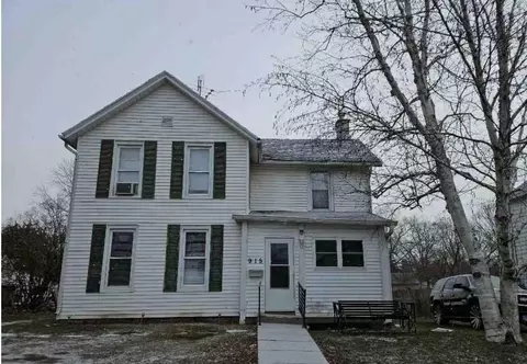 915 S Fruit Ave, Freeport, IL 61032