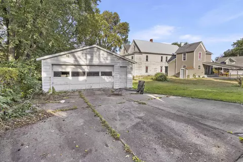 910-912 S Oak Ave, Freeport, IL 61032 photo 2