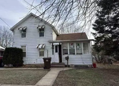909 S Fruit Ave, Freeport, IL 61032