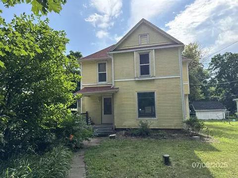593 N Henderson Rd, Freeport, IL 61032